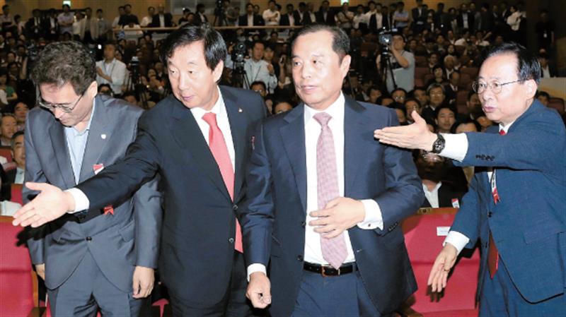 Kim Byung-joon, second from right, a key member of the former liberal Roh Moo-hyun government