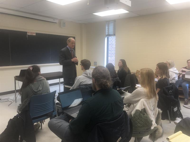 Sentator Tom Carper speaks to classroom